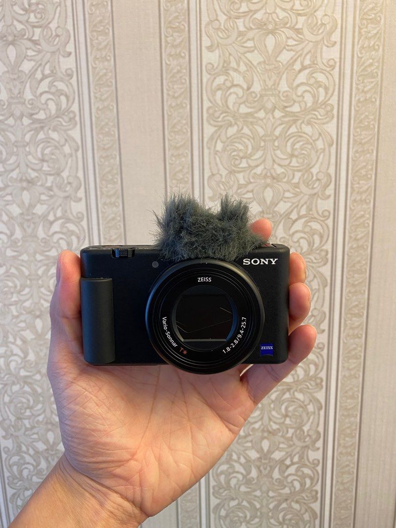 Sony ZV1 + Accessories (Sony Mount) + 64GB card + Camera Carrier + 2