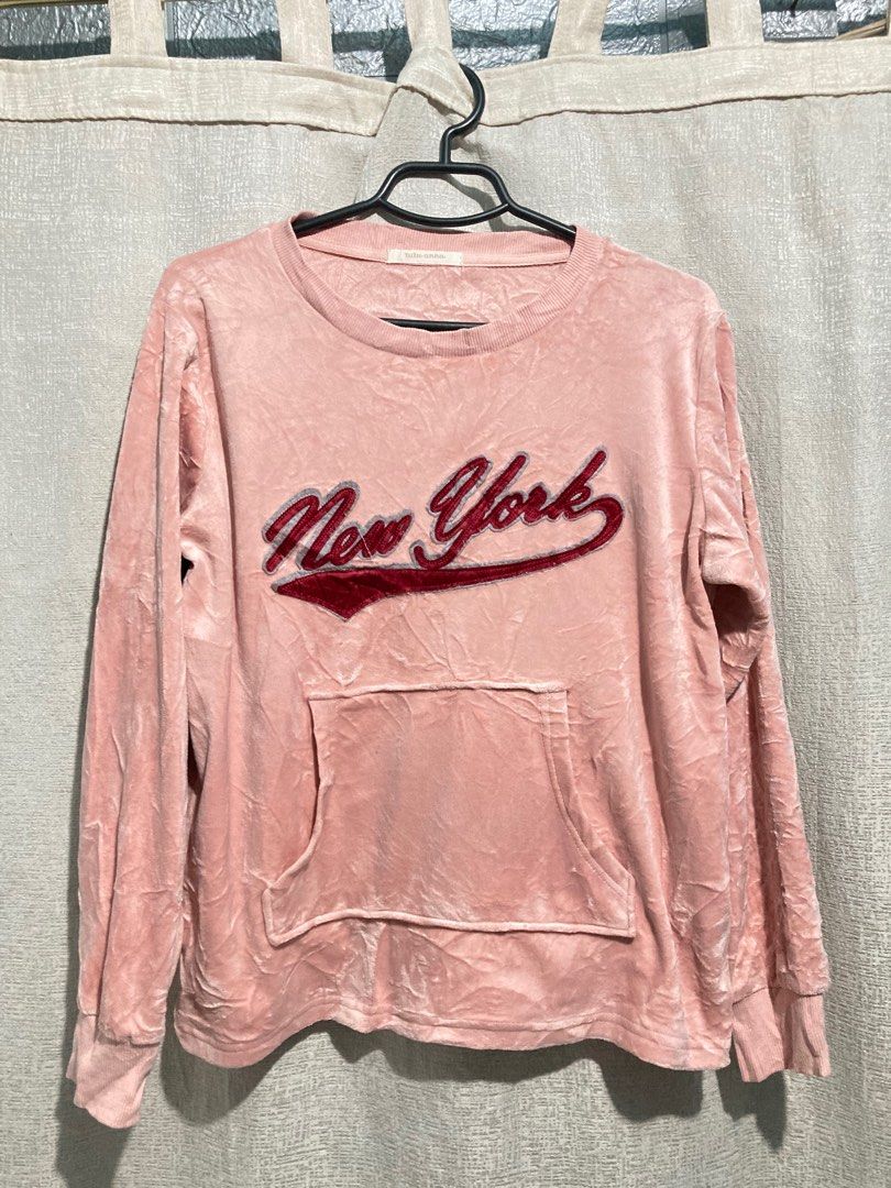 Women’s Sweater (Category: Coats, Jackets and Outerwear) located in Alaminos. Submitted by gabraph (Listing ID 1207349480, Image 1). Description: -New York Sweater -Like new -No issue -Can fit from Small to Large.