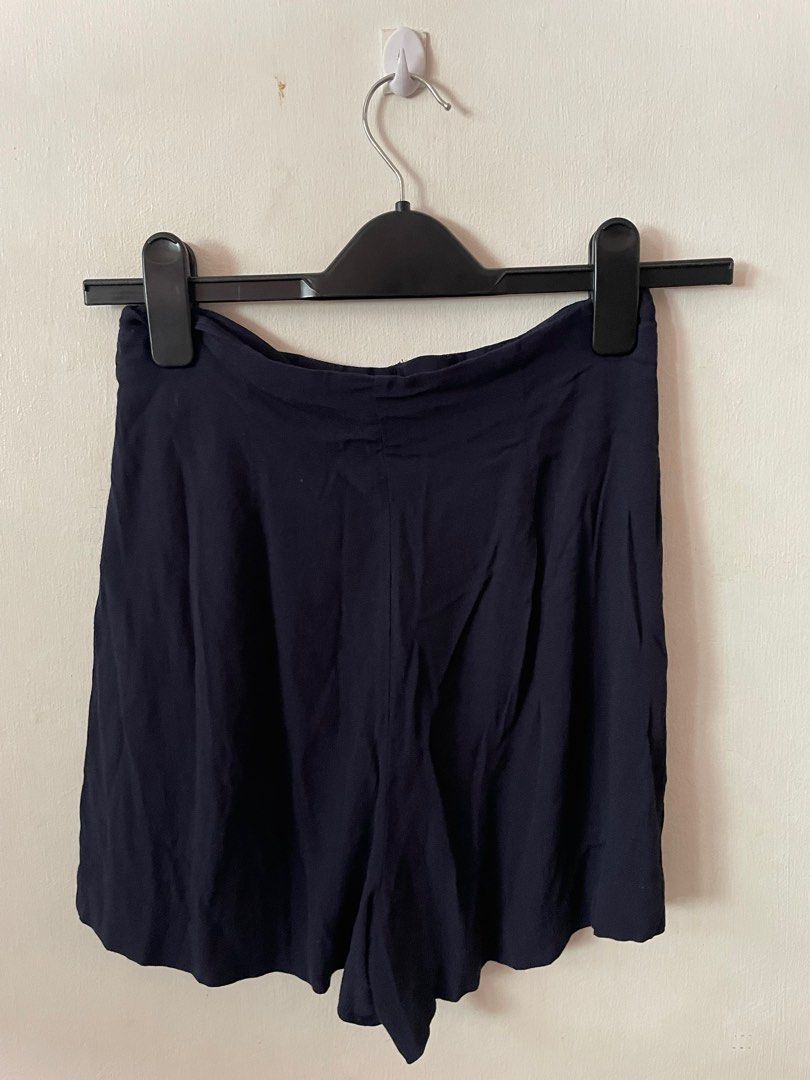 Zara flowy shorts (Category: Shorts) located in Quezon City. Submitted by smallpetite (Listing ID 1207249662, Image 3). Description: Size XS, no issues Fits 24-25 inches waistline.