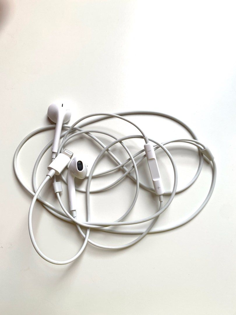 Apple earpods lightning connector (Original), Audio, Earphones on Carousell