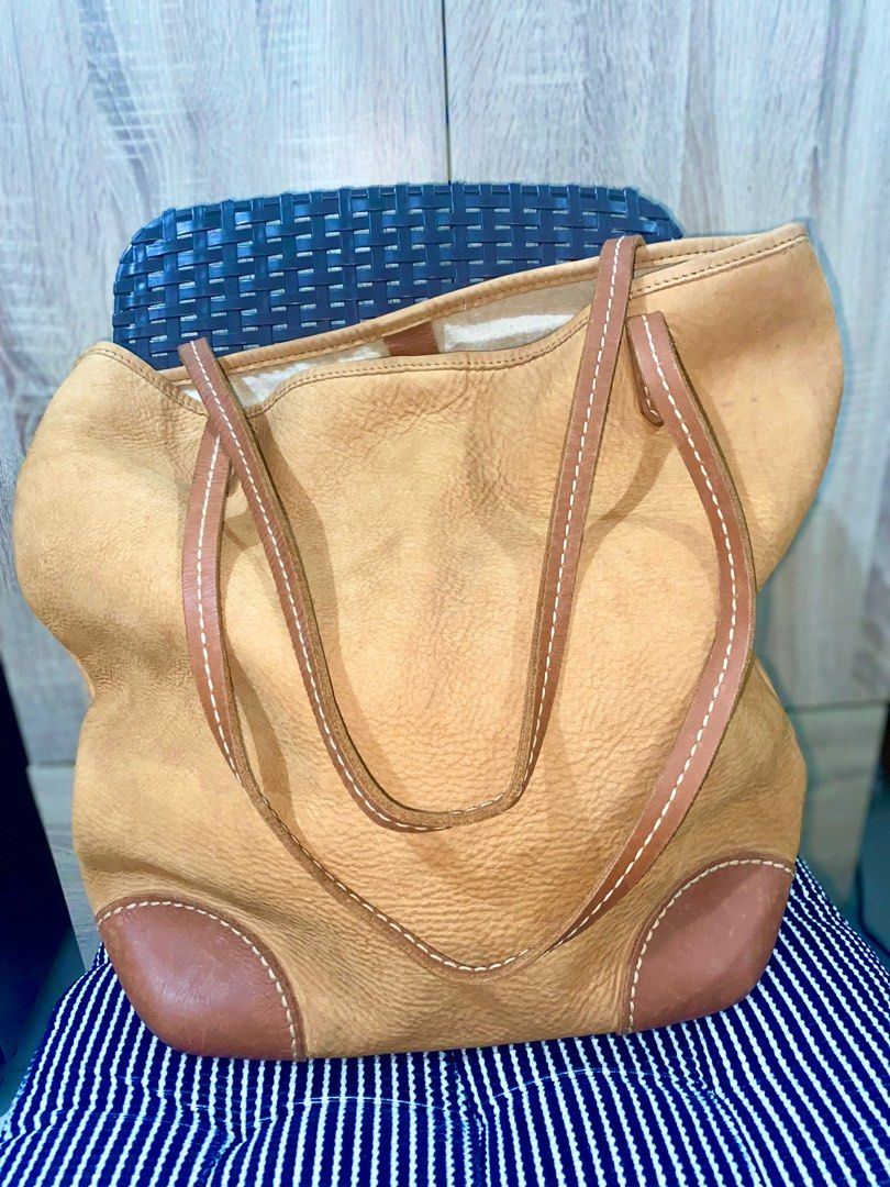 Cowhide leather tote bag (Category: Luxury Bags & Wallets) located in Batac City. Submitted by fab_glam_preloved (Listing ID 1212315429, Image 1). Description: Large tote bag genuine leather very good quality excellent condition .