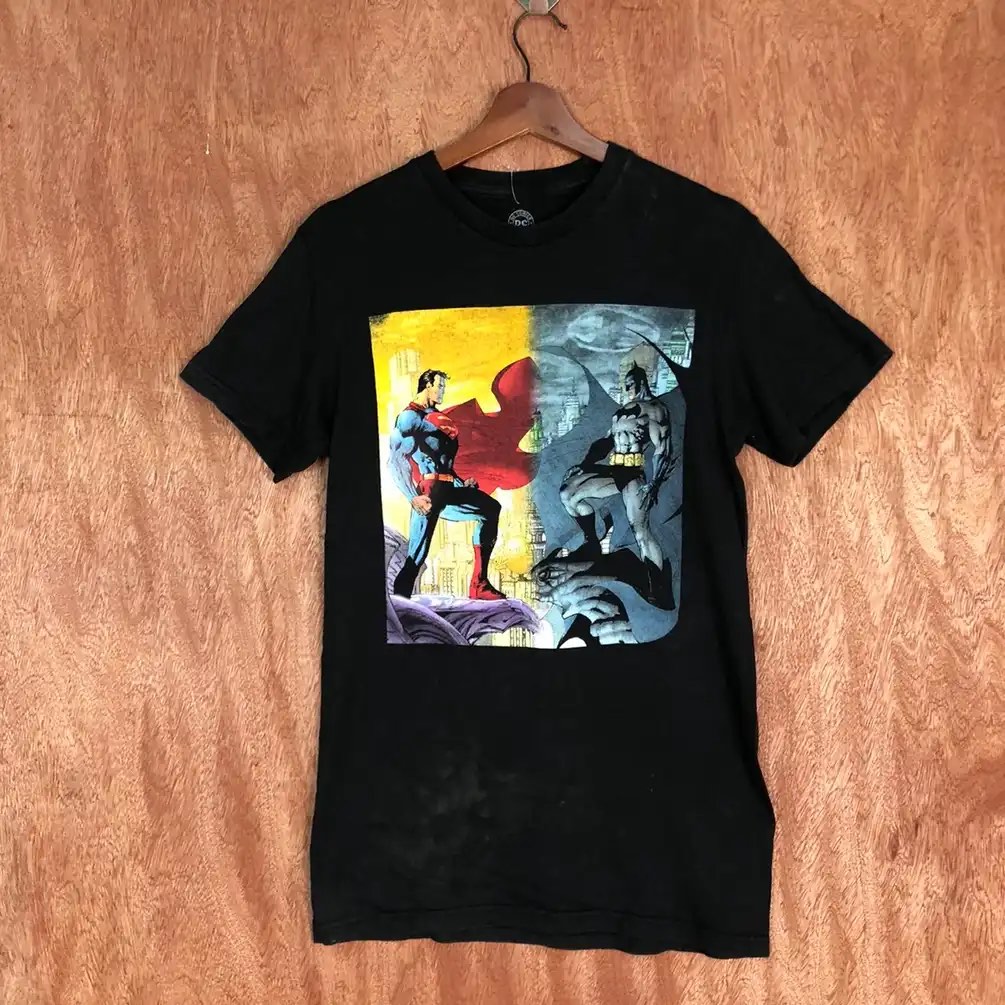 Dc comic superman vs batman Black Tshirt #1732, Men's Fashion, Tops