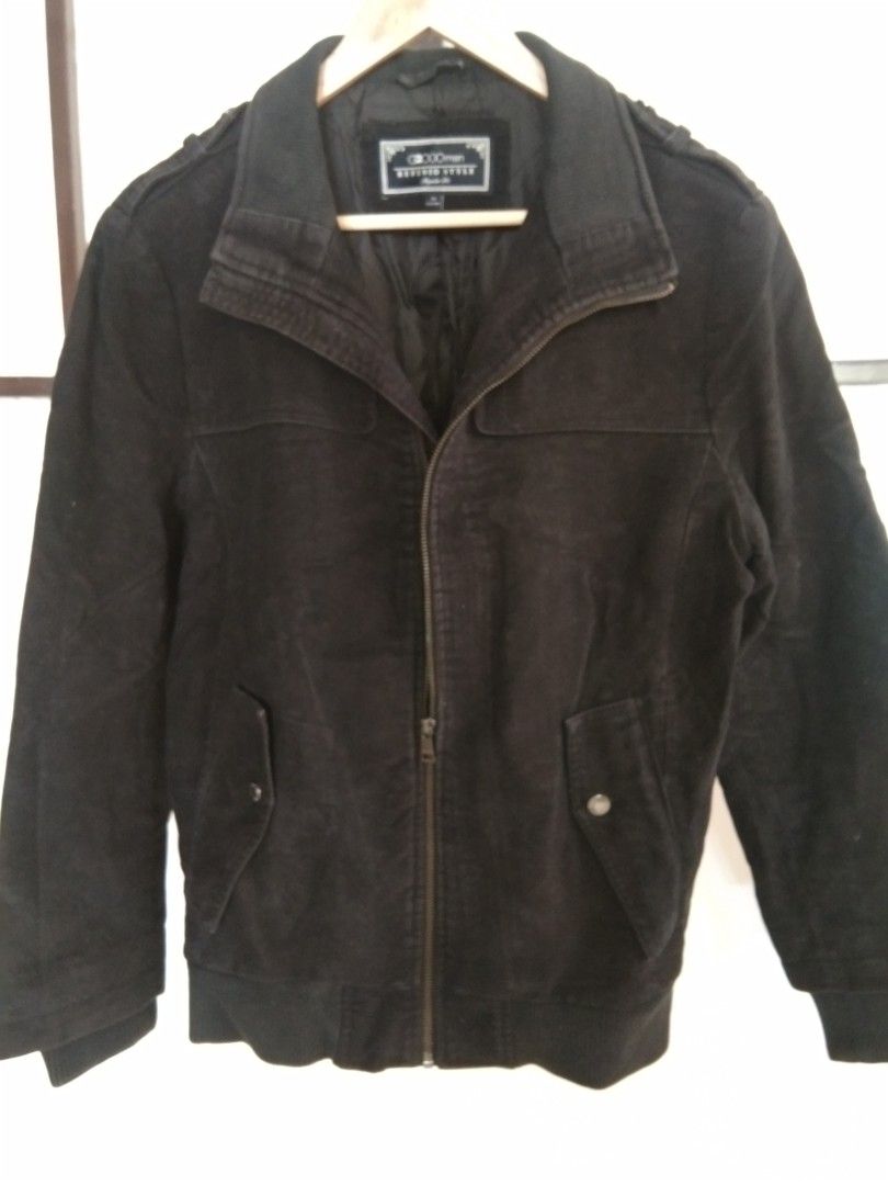 g2000 men jacket (Category: Coats, Jackets and Outerwear) located in Quezon City. Submitted by cocooo18 (Listing ID 1212282676, Image 1). Description: issue wla naman masyado nsa closet kang kaya medyo ying s kuelyo nya kupas pero d ganun halata at puede naman close.sa labas lahat black payan parang gamusa tela.