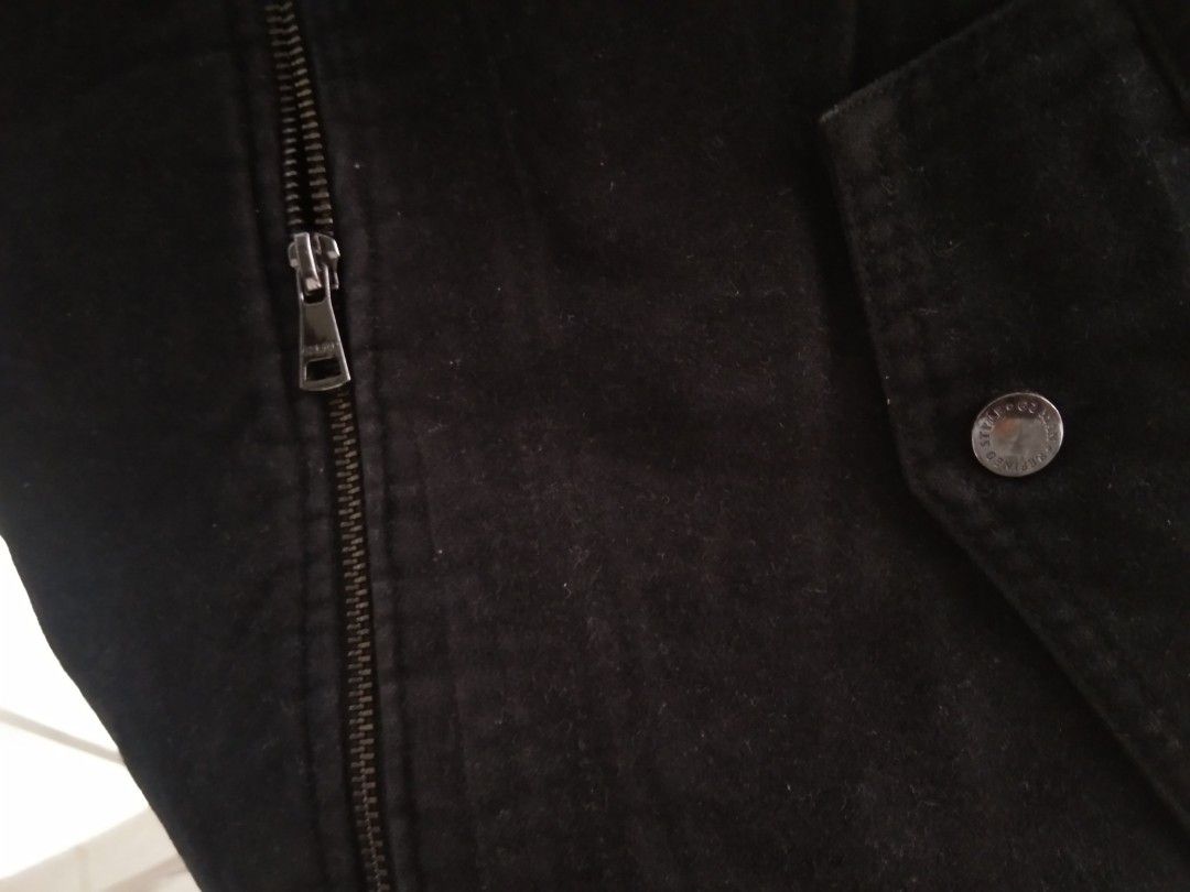 g2000 men jacket (Category: Coats, Jackets and Outerwear) located in Quezon City. Submitted by cocooo18 (Listing ID 1212282676, Image 2). Description: issue wla naman masyado nsa closet kang kaya medyo ying s kuelyo nya kupas pero d ganun halata at puede naman close.sa labas lahat black payan parang gamusa tela.