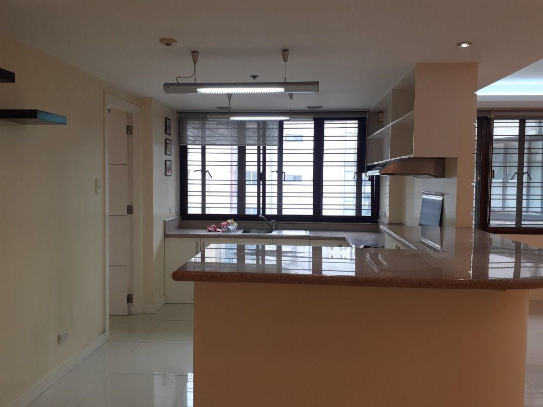 GH FOR SALE 3 Bedroom Unit in Legazpi Towers 100, Legazpi Village