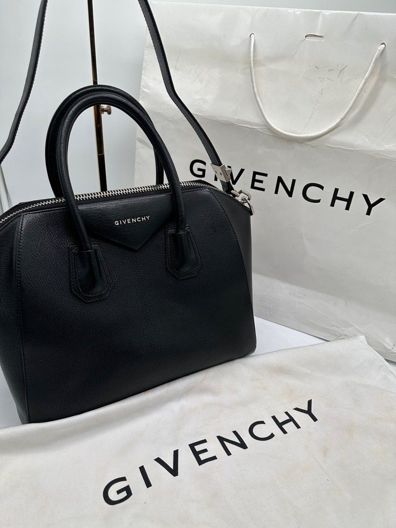 Givenchy Antigona Gm size (Category: Luxury Bags & Wallets) located in Manila. Submitted by davidspreowned (Listing ID 1212374835, Image 1). Description: Givenchy Antigona pebbled black silver hardware still in good condition the only flaws that i’ve seen was the back left handle was a bit soft and had some rubs and scuffing inclusions dustbag and paperbag please message me for more detailed images.
