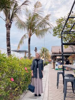 Kemeja abu abu