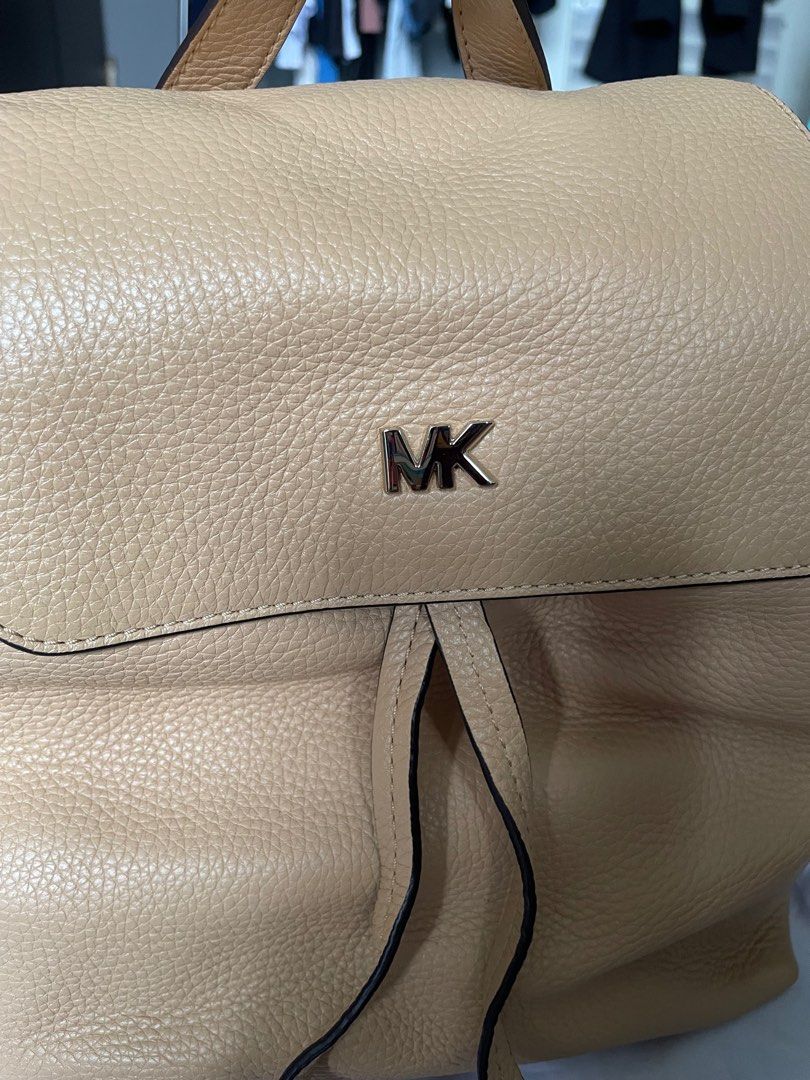 Junie kors store studio
