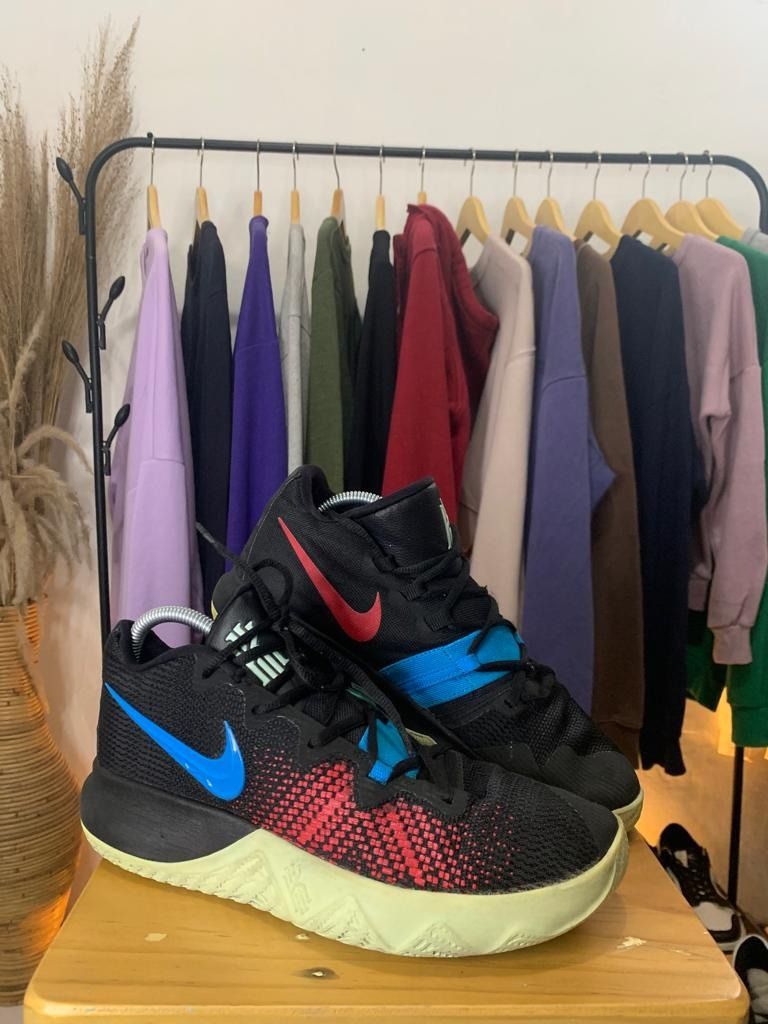 NIKE KYRIE 11 Fesyen Pria Sepatu Sneakers di Carousell