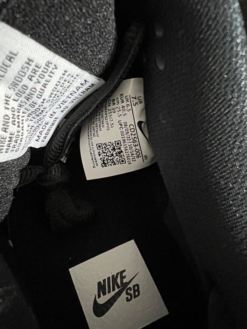 Authentic Nike SB dunk low pro black white rubbershoes (Category: Sneakers) located in Muntinlupa City. Submitted by 09leah77 (Listing ID 1212420567, Image 3). Description: Bnew Mens size US 7.5 Used once.