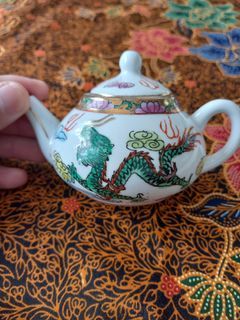 Old Time jingdezhen small collection tea pot (7cm x 11cm)