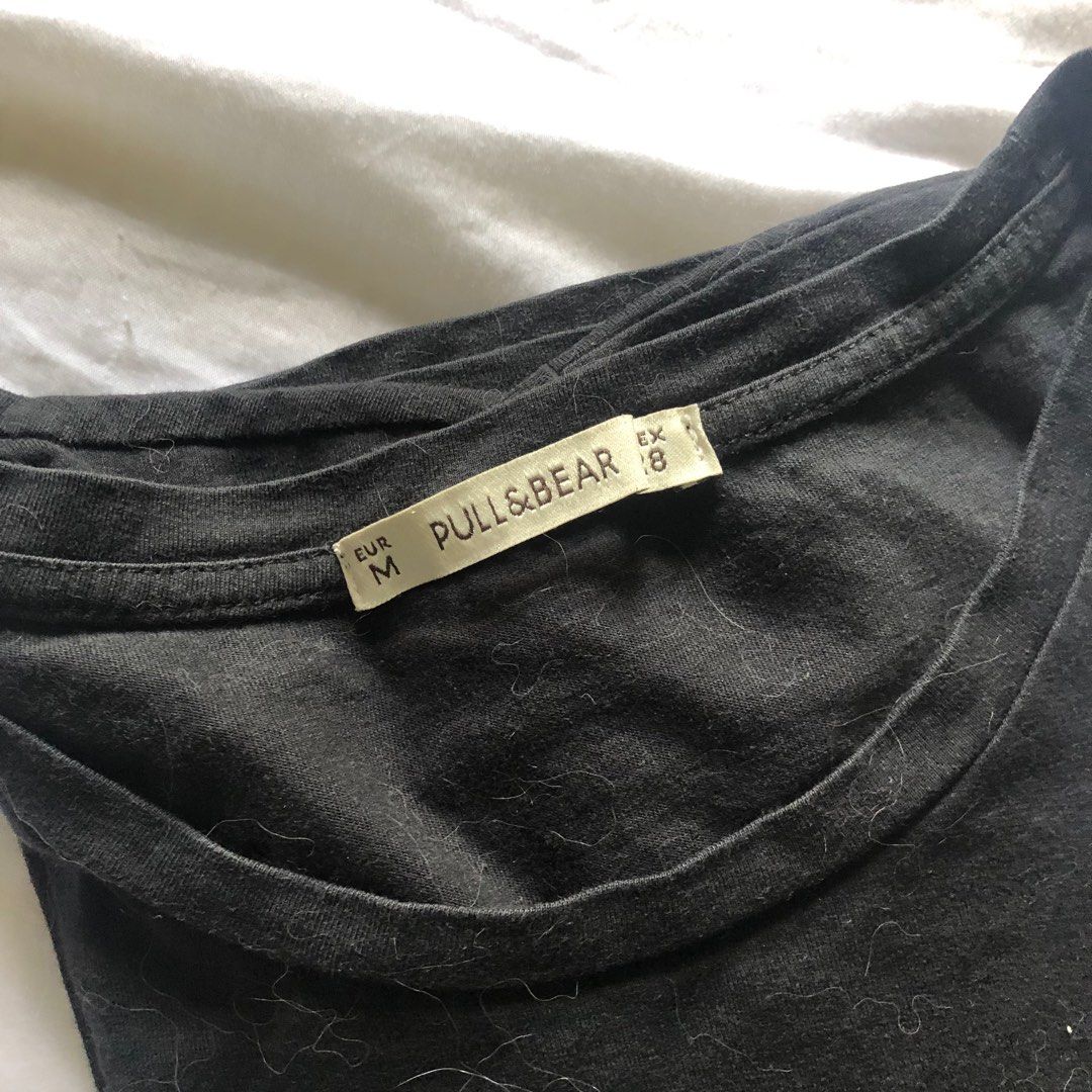 PULL&BEAR Basic black tee (Category: Shirts) located in Pasig City. Submitted by cakemixbean (Listing ID 1212278262, Image 3). Description: ⭐️DECLUTTERING⭐️ PULL&BEAR basic black tee with word printing at the back • Barely used, pre-loved • Size Medium on tag. Fits small to medium For more, check out my listings!.