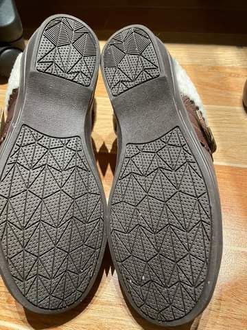 Spenco (Category: Flats & Sandals) located in Caloocan City. Submitted by rtariman (Listing ID 1212371119, Image 3). Description: Spenco Size 9.