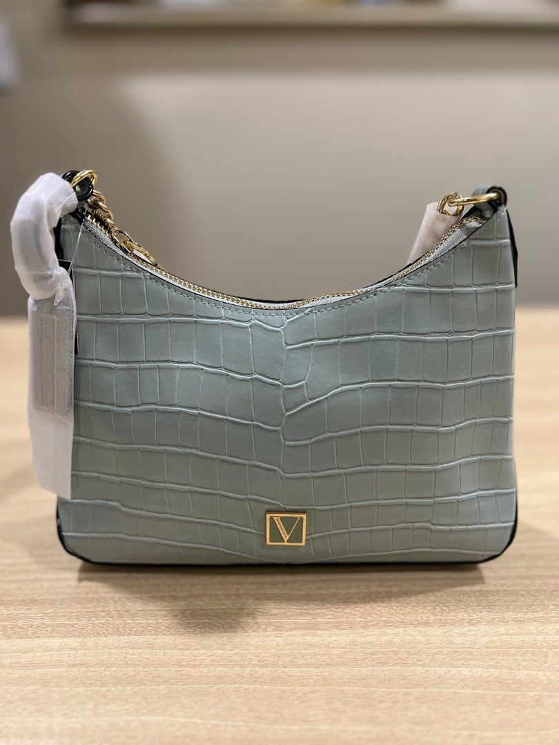 Victoria Secret Two Way Bag (Category: Purses & Pouches) located in Manila. Submitted by arajavier (Listing ID 1212389100, Image 1). Description: .