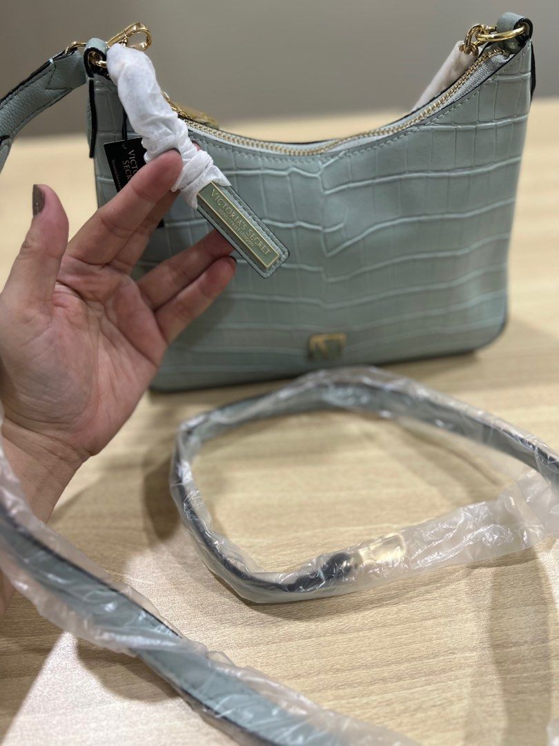 Victoria Secret Two Way Bag (Category: Purses & Pouches) located in Manila. Submitted by arajavier (Listing ID 1212389100, Image 3). Description: .