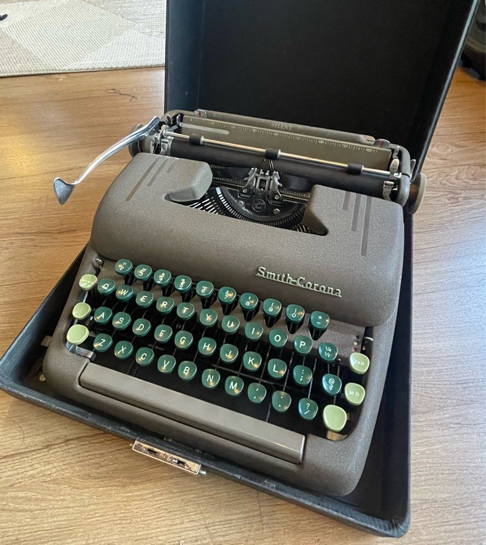 Vintage Typewriter (1951), Hobbies & Toys, Memorabilia & Collectibles