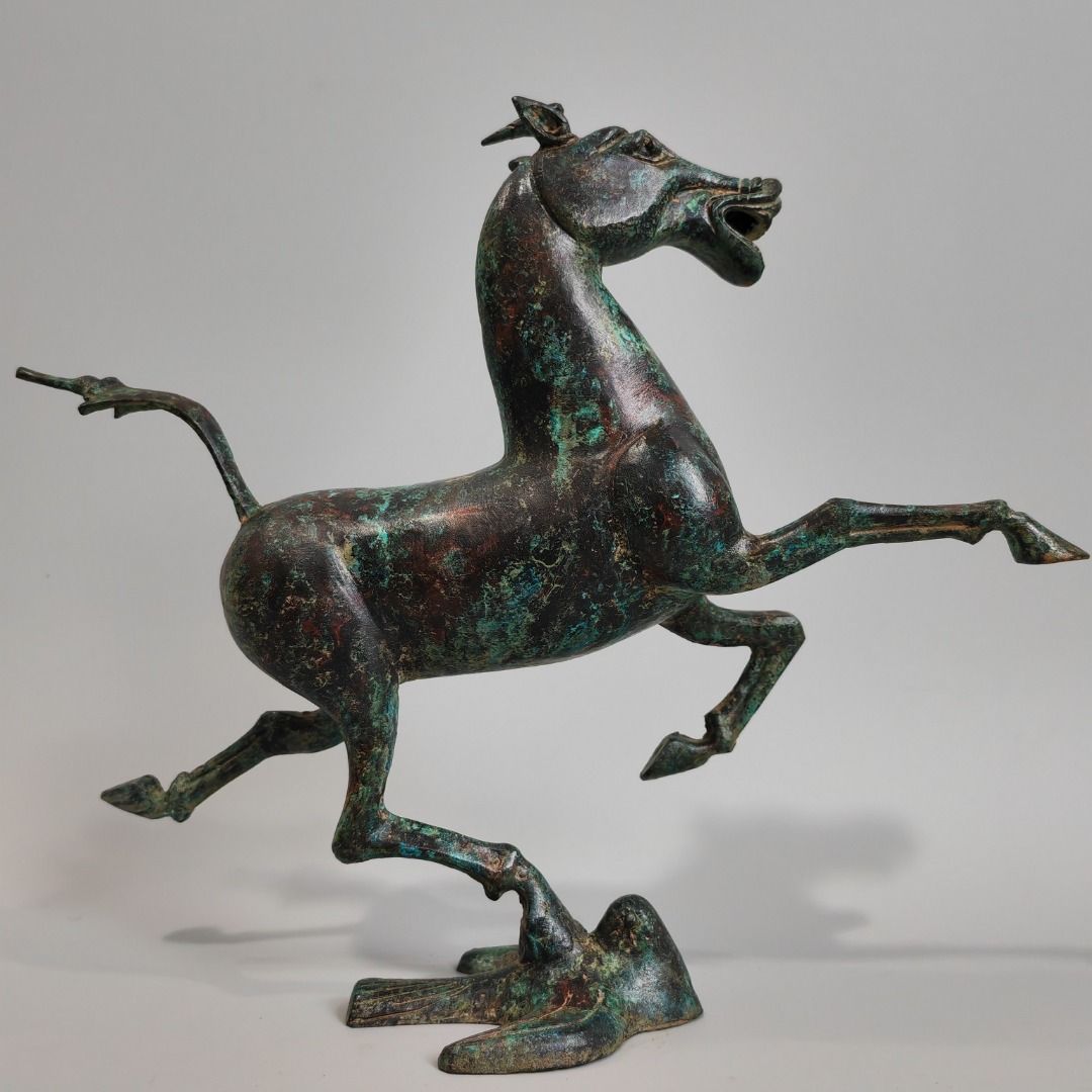 東漢時代馬の像「馬踏飛燕」(青銅製レプリカ)-
