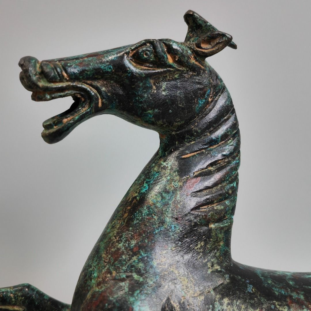 東漢時代馬の像「馬踏飛燕」(青銅製レプリカ)-
