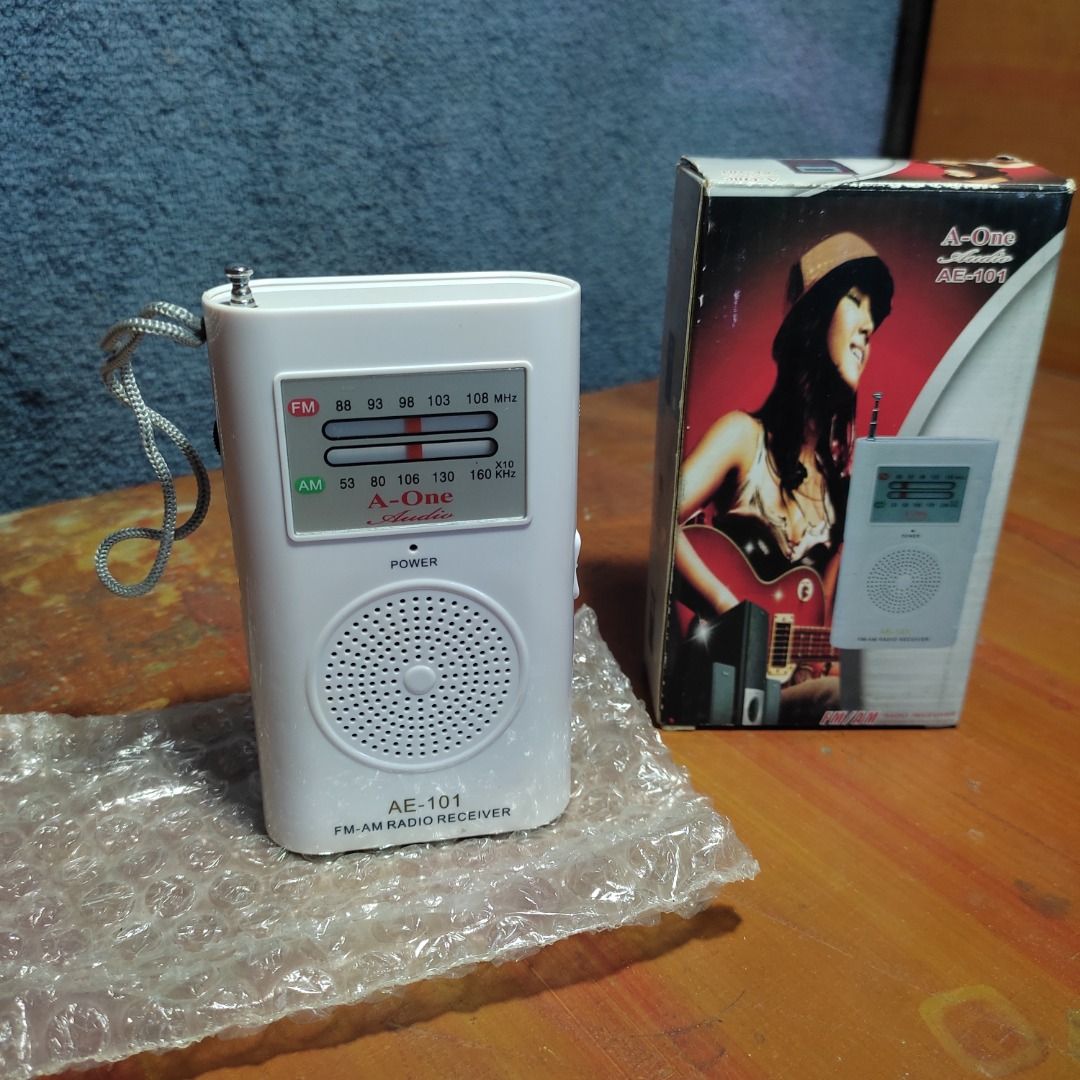 FM AM Radio Receiver Portable Radio White Battery Operated, Audio