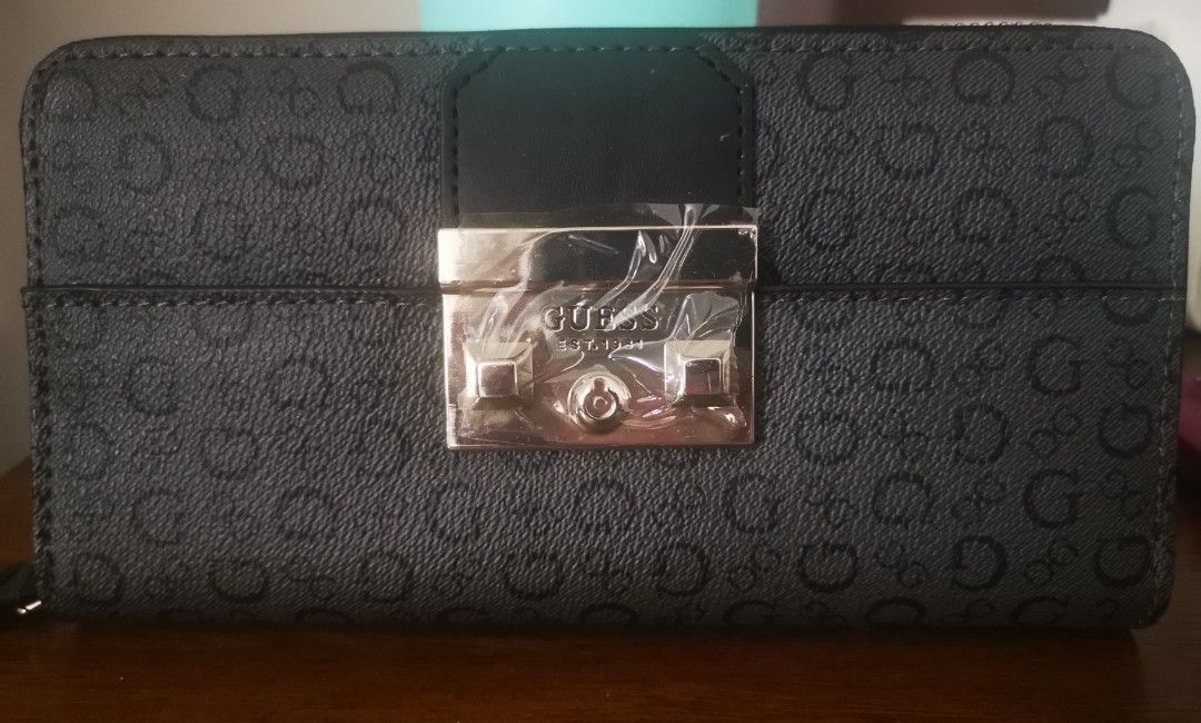 Guess Zip around women's wallet (Category: Wallets & Card holders) located in Quezon City. Submitted by frogprincess08 (Listing ID 1212487366, Image 2). Description: Authentic Guess Brand New zip around wallet. never used. only kept inside closet. in very good condition.