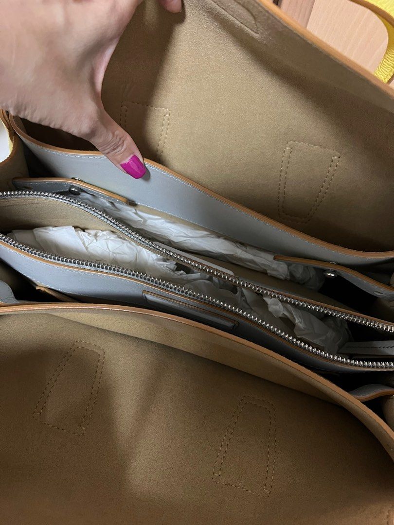 Milla tote in grained leather 2025