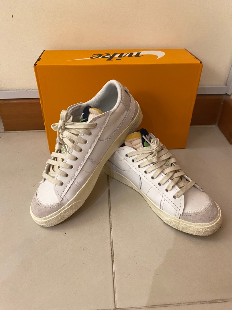 white plain nike shoes