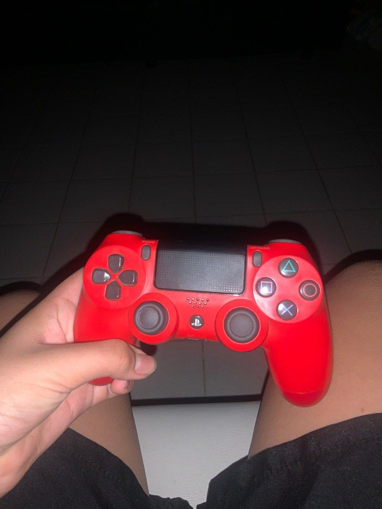 PS4 Bundle (Category: PlayStation) located in Singapore. Submitted by f1dhkrazzy (Listing ID 1212619196, Image 3). Description: 1 PS4 controller 2 PS4 Games.