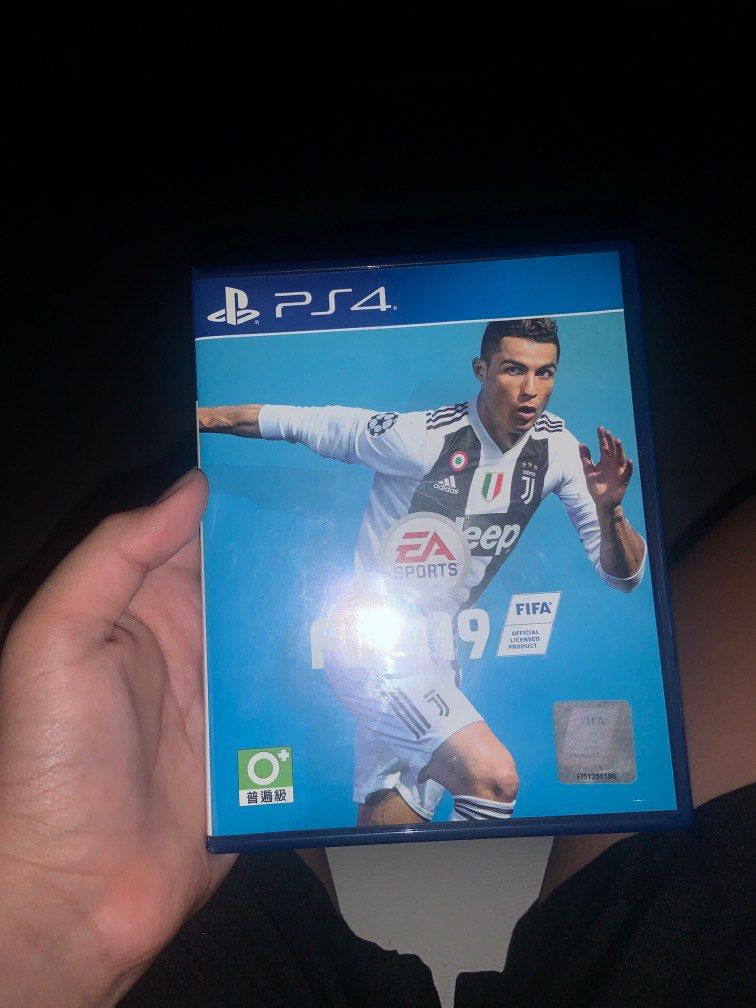 PS4 Bundle (Category: PlayStation) located in Singapore. Submitted by f1dhkrazzy (Listing ID 1212619196, Image 1). Description: 1 PS4 controller 2 PS4 Games.