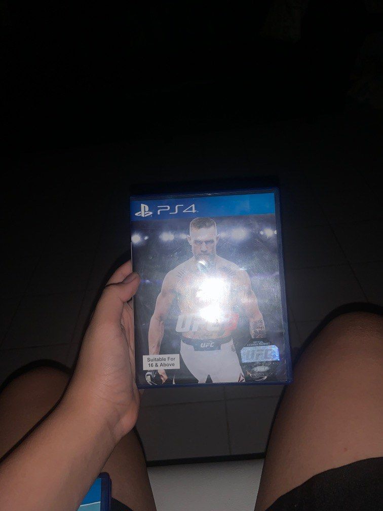 PS4 Bundle (Category: PlayStation) located in Singapore. Submitted by f1dhkrazzy (Listing ID 1212619196, Image 2). Description: 1 PS4 controller 2 PS4 Games.