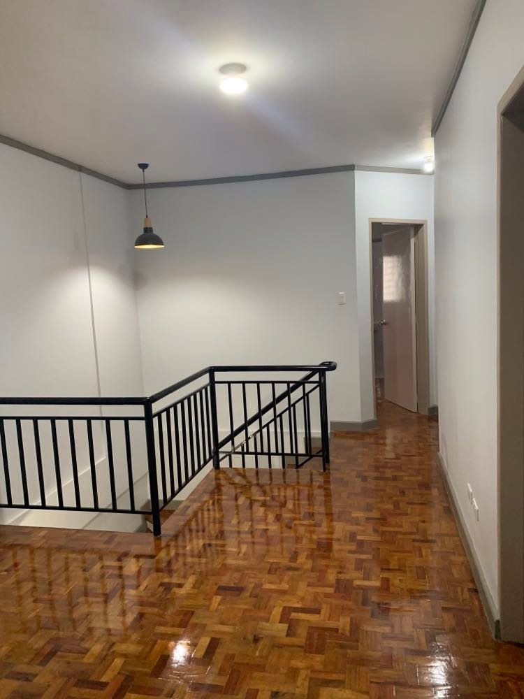5bedroom ready for occupancy townhouse in Varsity hills Quezon City