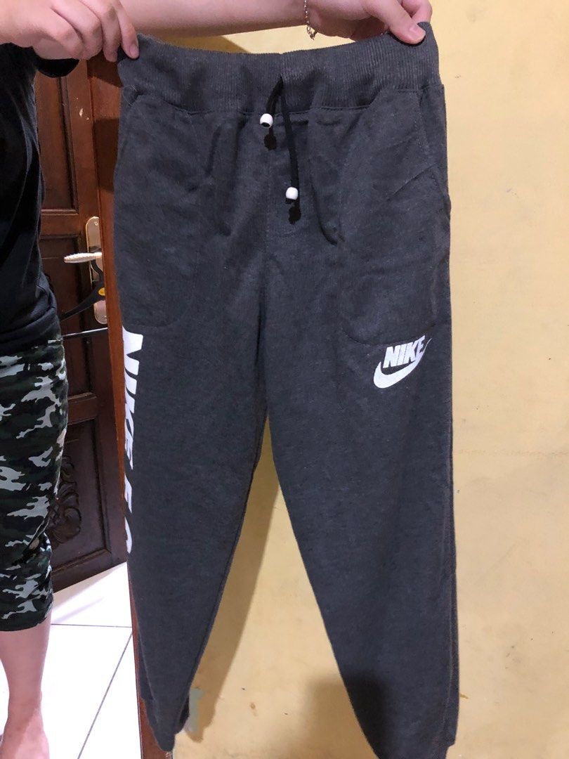 Celana training Nike premium, Fesyen Pria, Pakaian , Bawahan di Carousell