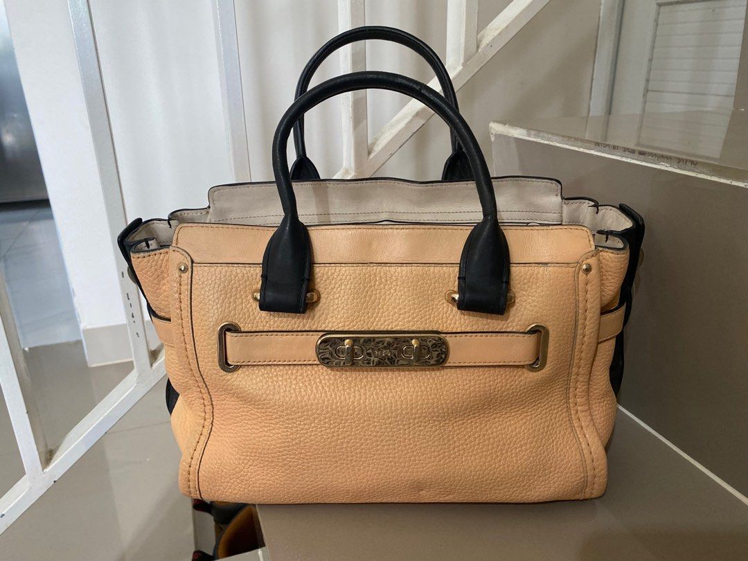 Coach swagger original preloved, Fesyen Wanita, Tas & Dompet di Carousell
