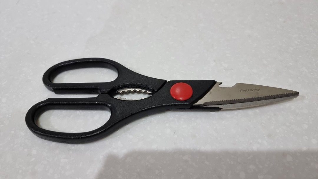 Kitchen Scissors (Category: Other Kitchenware & Tableware) located in Binangonan. Submitted by caaaris (Listing ID 1207579109, Image 3). Description: Kitchen Scissors With minor signs of usage Still sharp In very good condition.