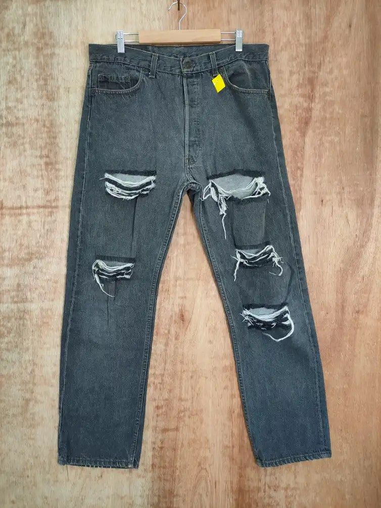 Black distressed levis hot sale