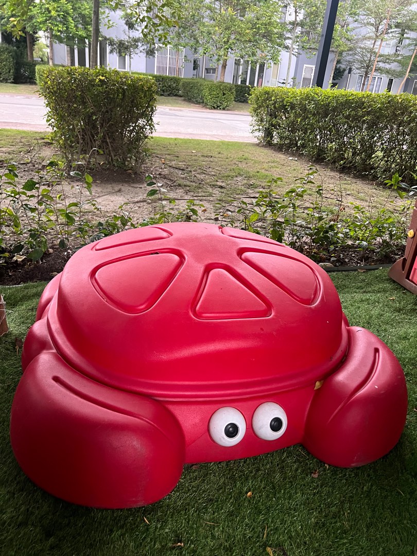 Little Tikes / Step 2 Crabbie Sandbox with cover, Hobbies & Toys, Toys