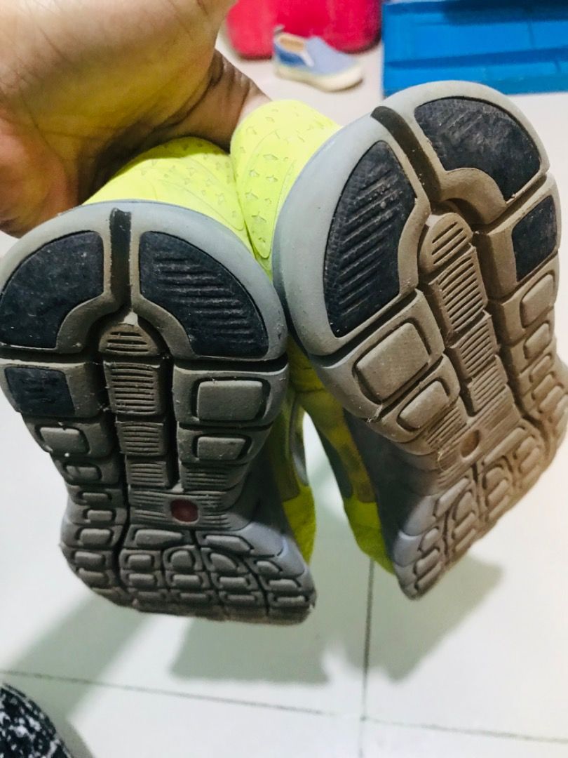 Nike neon running shoes (Category: Sneakers) located in Bayombong. Submitted by akmayo (Listing ID 1207616975, Image 3). Description: Need lang iglue ung sa harap nya Need wash na din .
