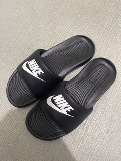 NIKE SLIDES