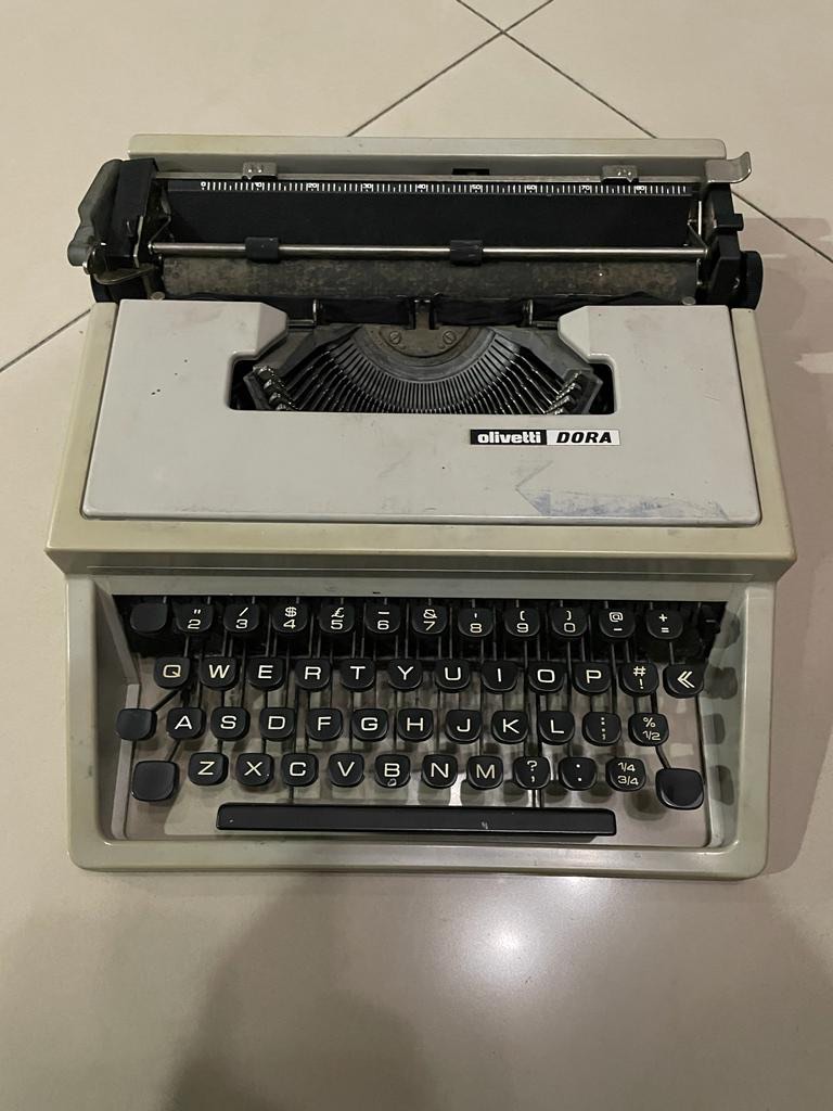 Olivetti Dora Typewriter, Hobbies & Toys, Collectibles ...