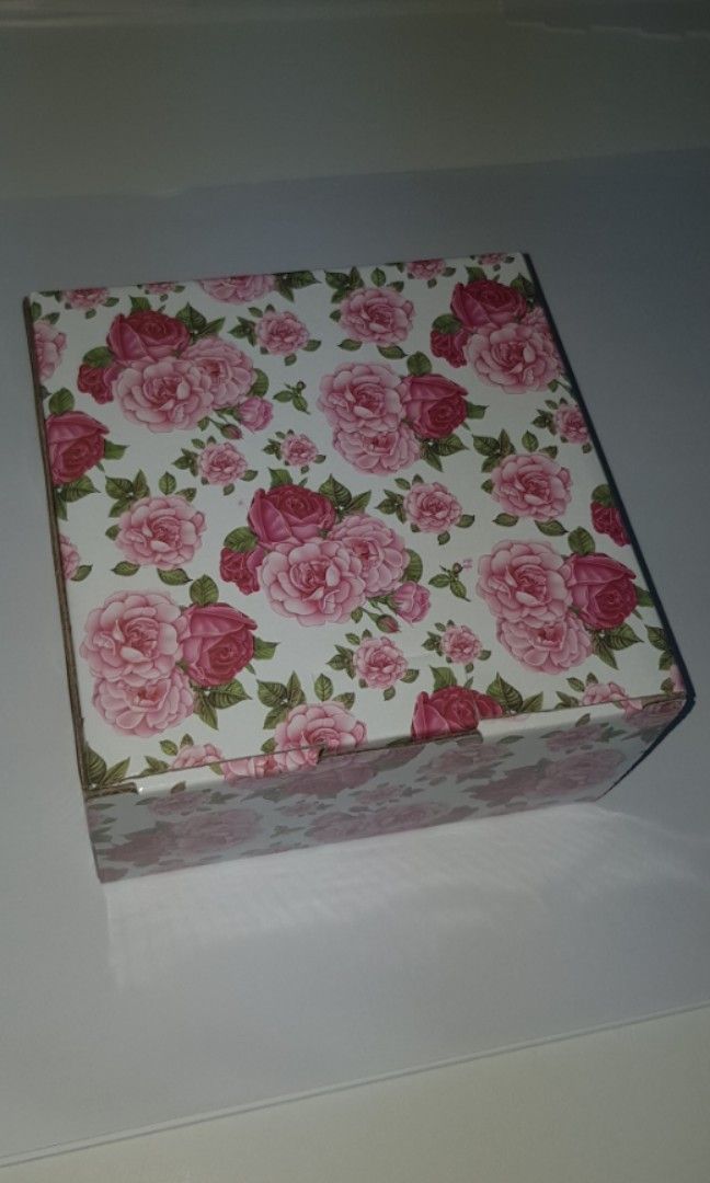 Packaging boxes (Category: Art & Prints) located in Singapore. Submitted by ariff_sultan (Listing ID 1162600518, Image 6). Description: We make customized packaging box,gift box,paper bag,corporate folder,name card, menu card greeting cards and more..... Very useful for small business and events please contact for more information or watsup No: 98741471.