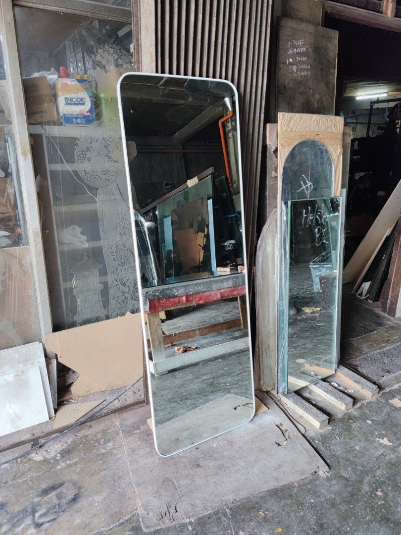 Rectangular mirror (Category: Mirrors) located in Malabon City. Submitted by mirrors.ph (Listing ID 1207418375, Image 3). Description: Rectangular mirror with rounded corners in white aluminum frame and plywood backing. Using 6mm thick copper free mirror Size: 2ft x 6ft 3240 Add P200 if with back hook. Available colors gold, glossy black, matte black, white and silver aluminum frame. Customize sizes and shapes are welcome..