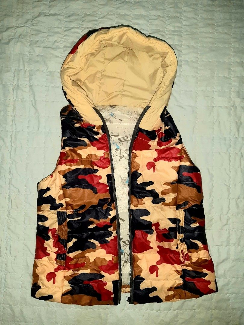 RED CAMO PUFFER JACKET NO SLEEVES