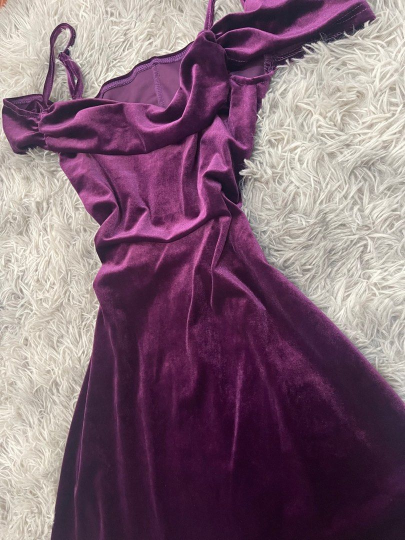 Violet Velvet dress (Category: Dresses) located in Rizal. Submitted by second.chances777 (Listing ID 1207489881, Image 3). Description: - Bnew - Stretchable (best fits XS-S).