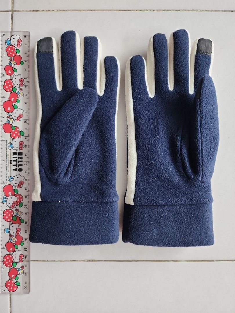 Winter Gloves, Uniqlo, Women's Fashion, Watches & Accessories, Gloves on Carousell