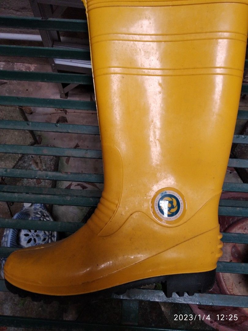 Phua chu kang yellow boots top