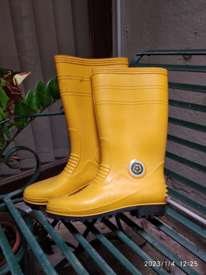 Yellow Phua Chu Kang Outdoor Boots Size 10