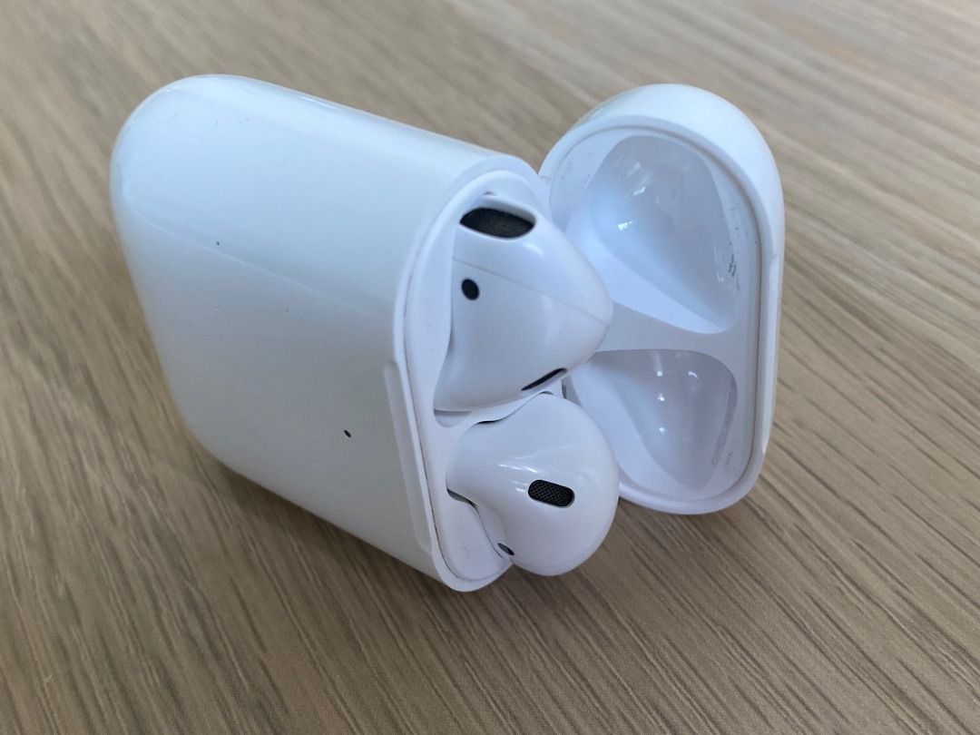Airpods 2 with Wireless Charging Box, 音響器材, 耳機 Carousell