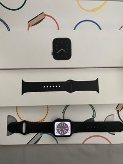 Apple Watch SE 40mm GPS - Space Grey with Black Sport Band