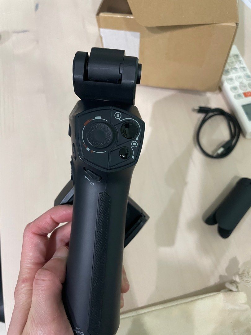 atom (Category: Gimbals & Stabilisers) located in Singapore. Submitted by kaythi.icygirl (Listing ID 1207792255, Image 3). Description: .