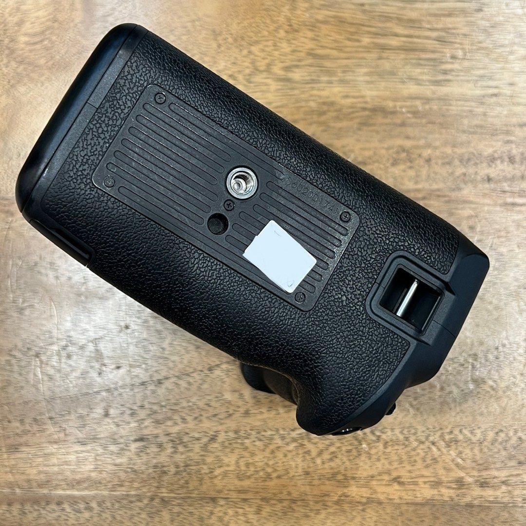 Canon EOS R / Battery Grip, Photography, Cameras on Carousell