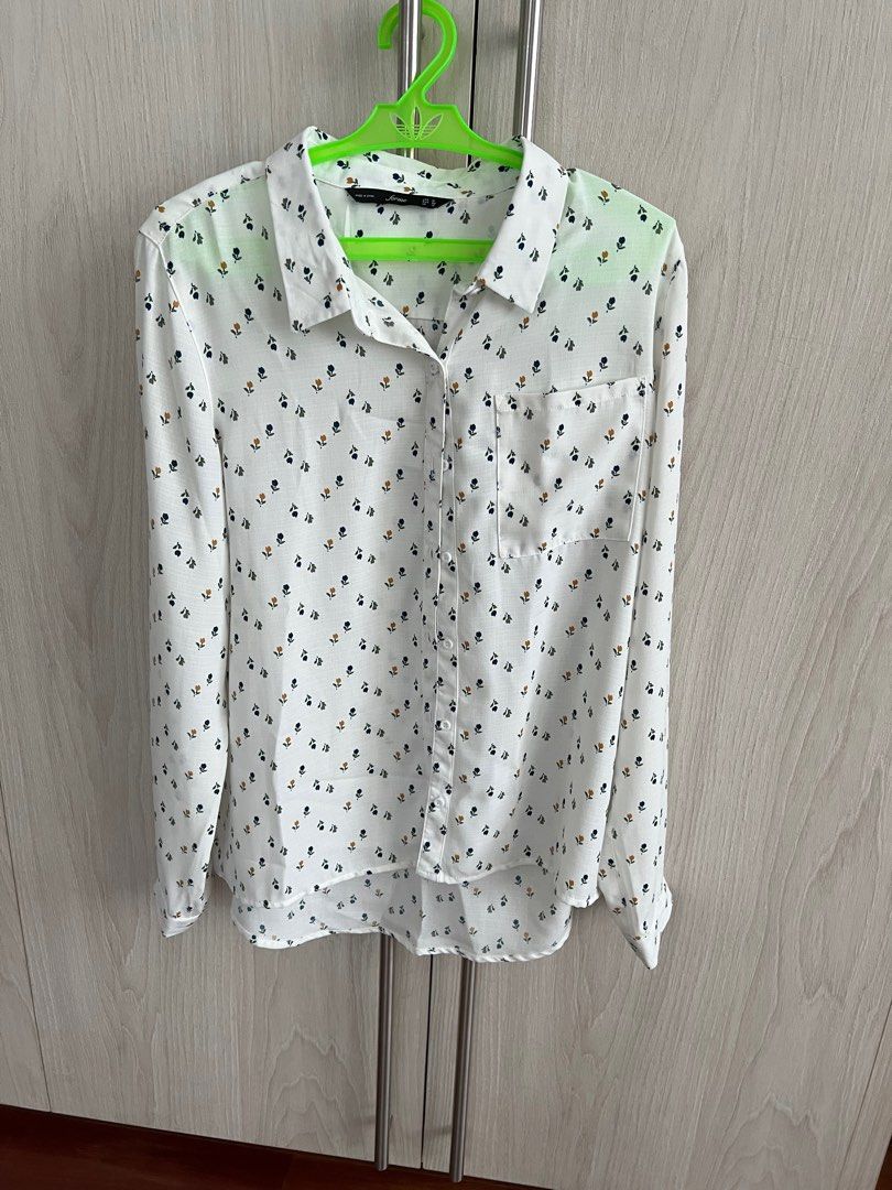 Forme Clothing white floral button down (Category: Blouses) located in Makati City. Submitted by _ants (Listing ID 1207658055, Image 1). Description: Forme clothing Used twice Very good condition Rfs: making soace.